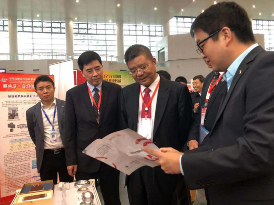 教育部职成司司长陈子季莅临威廉希尔官网技术研发与应用成果展展位参观指导